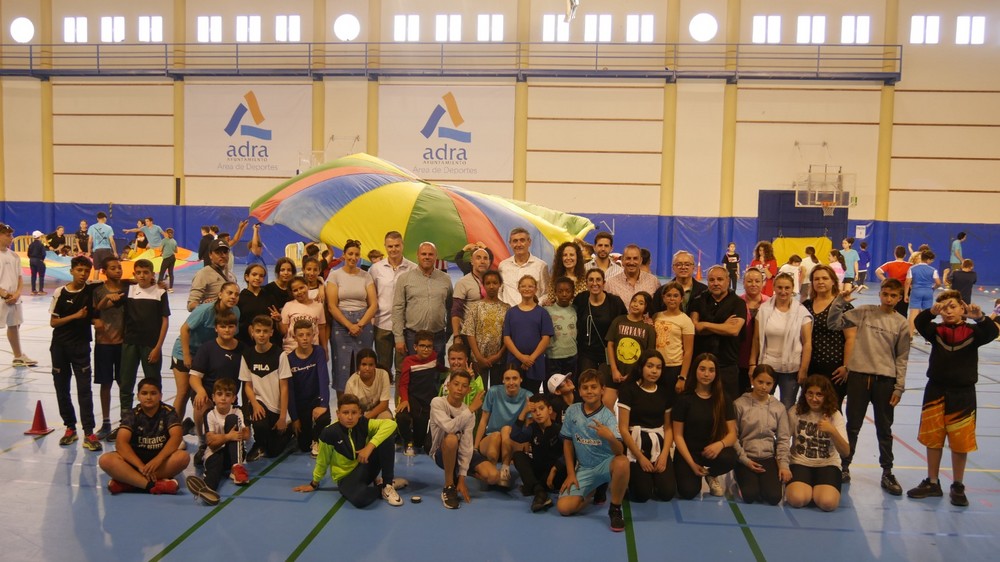 Casi 300 escolares de Adra disfrutan de actividades físicas saludables en el Pabellón Municipal y la playa
