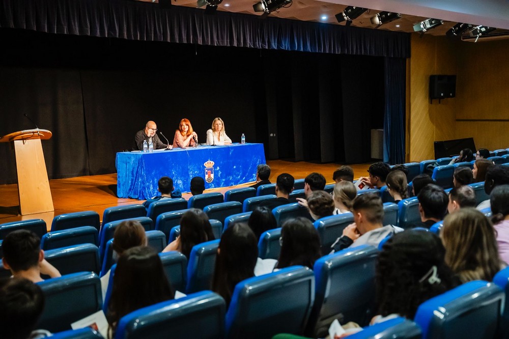 Unos 100 alumnos participan en ‘Poetas y jóvenes’ de Roquetas  que protagonizó la escritora Ioana Gruia