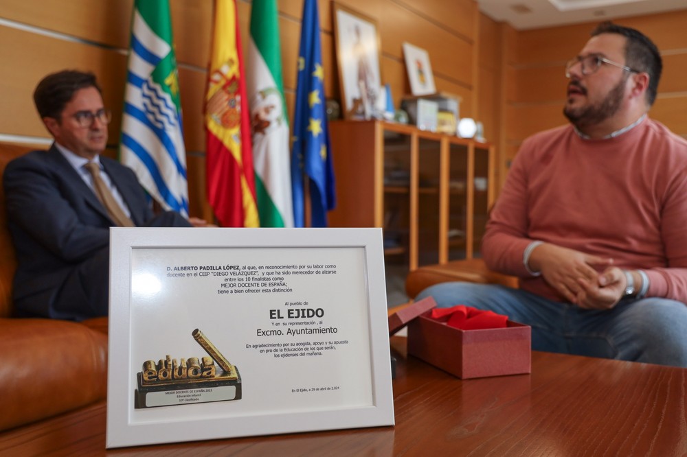 El alcalde felicita al ‘Maestro Alberto’, nominado al Mejor Docente de España de Educación Infantil