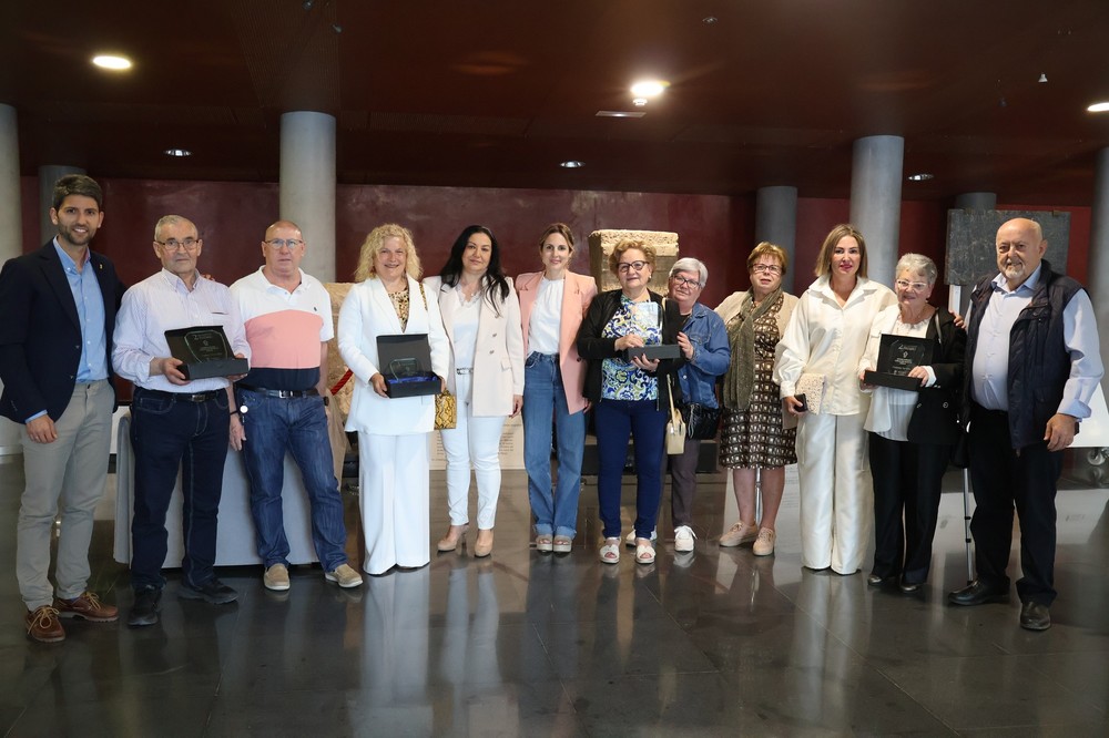 El hall del Teatro Auditorio acoge la entrega de premios del Concurso de Cruces de Mayo 2024