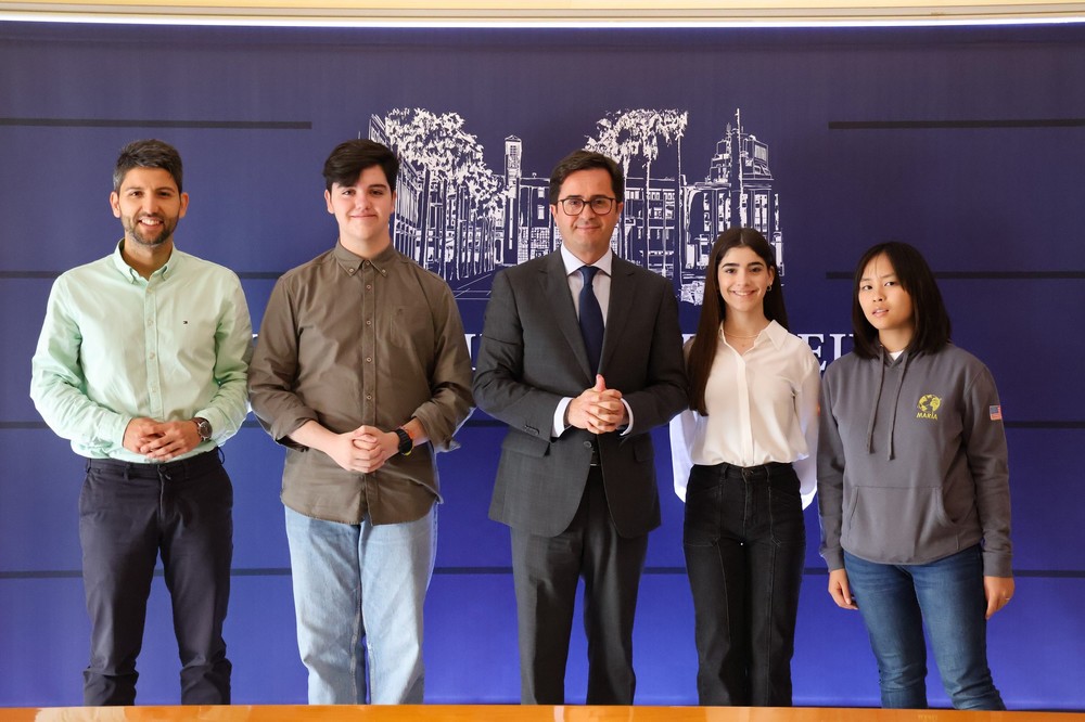 El alcalde felicita a los tres ejidenses que han recibido una beca de la Fundación Amancio Ortega para estudiar en el extranjero