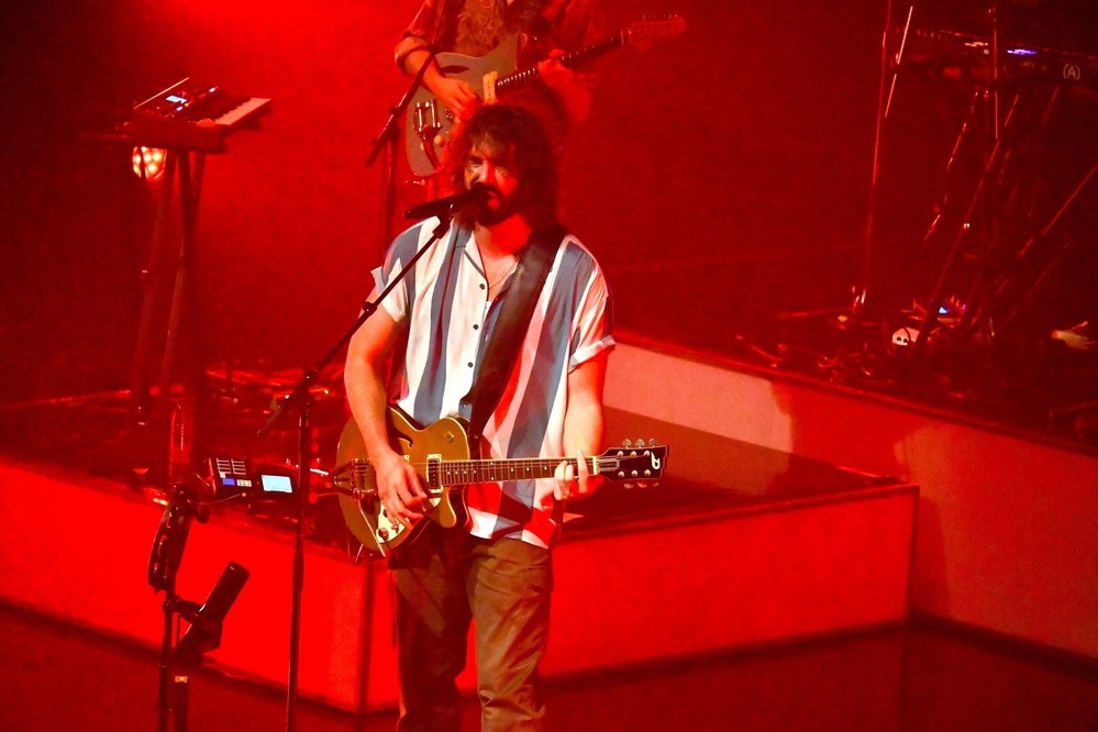 Mikel Izal ofrece 24 canciones en dos horas de concierto ante un público entregado en Roquetas de Mar