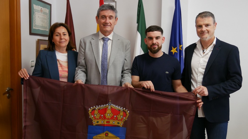 Manuel Cortés recibe a Pablo Fernández, futbolista abderitano del equipo ganador de la Kings League