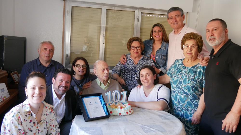 Adra felicita a su vecino Joaquín Sánchez en su 101 cumpleaños