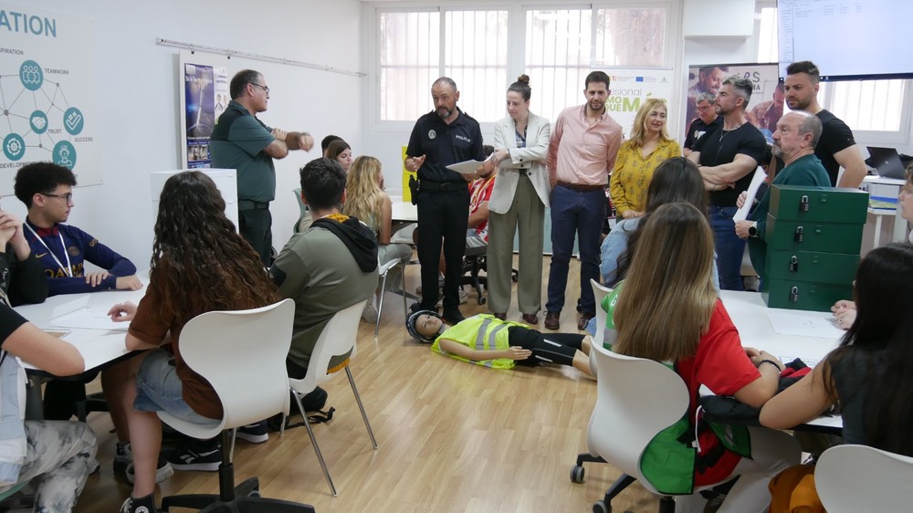 El IES Abdera acoge un escape room basado en la educación vial, de la mano de Policía Local y Guardia Civil