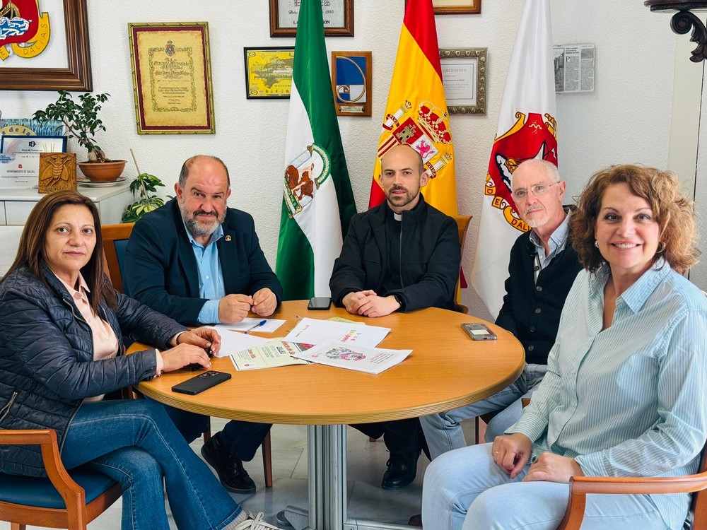 Ayuntamiento de Dalías y Cáritas se reúnen para preparar futuras campañas de recogida textil
