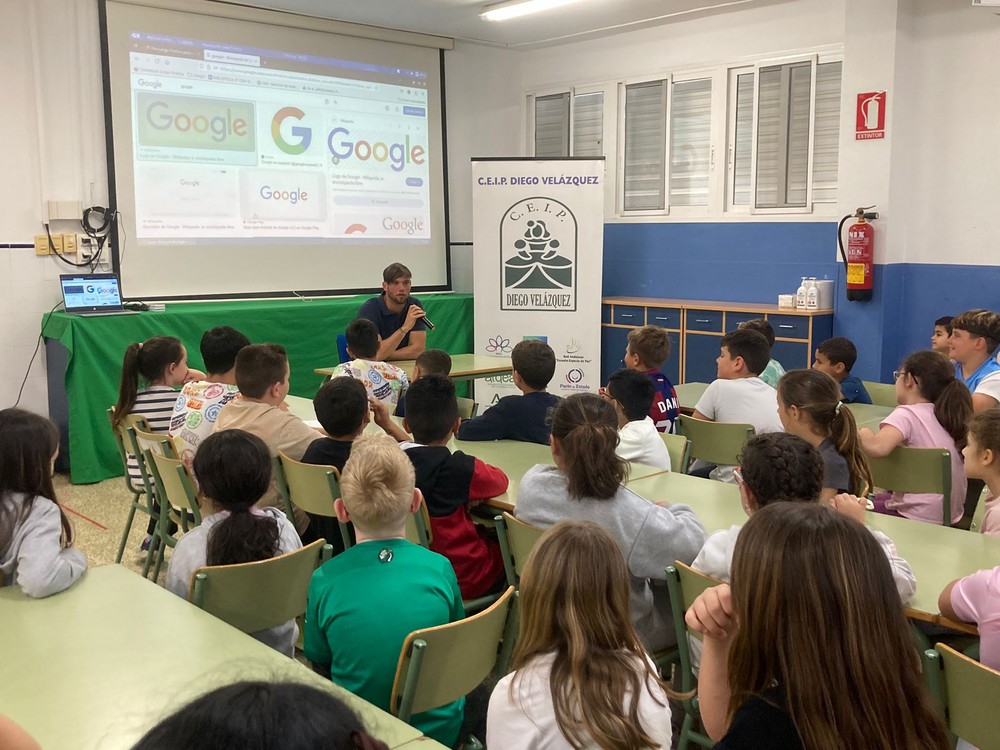 Pablo Hernández, entrenador del Poli El Ejido, visita a los alumnos del CEIP Diego Velázquez