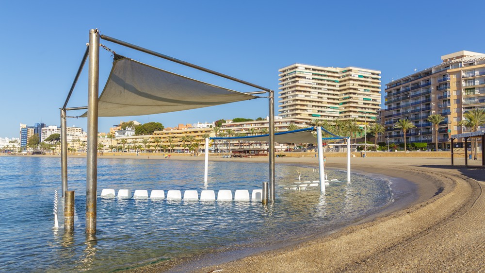 Las seis playas de Roquetas de Mar volverán a ondear este verano sus banderas azules y distintivos de calidad