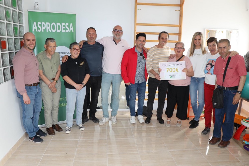 ‘Los Juntaletras’, el grupo de teatro aficionado de El Ejido formado por periodistas, realiza una donación a ASPRODESA