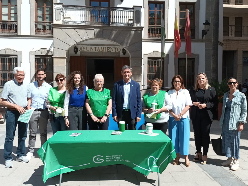 La Plaza Puerta del Mar de Adra recibe una jornada de cuestación de la Asociación Española Contra el Cáncer