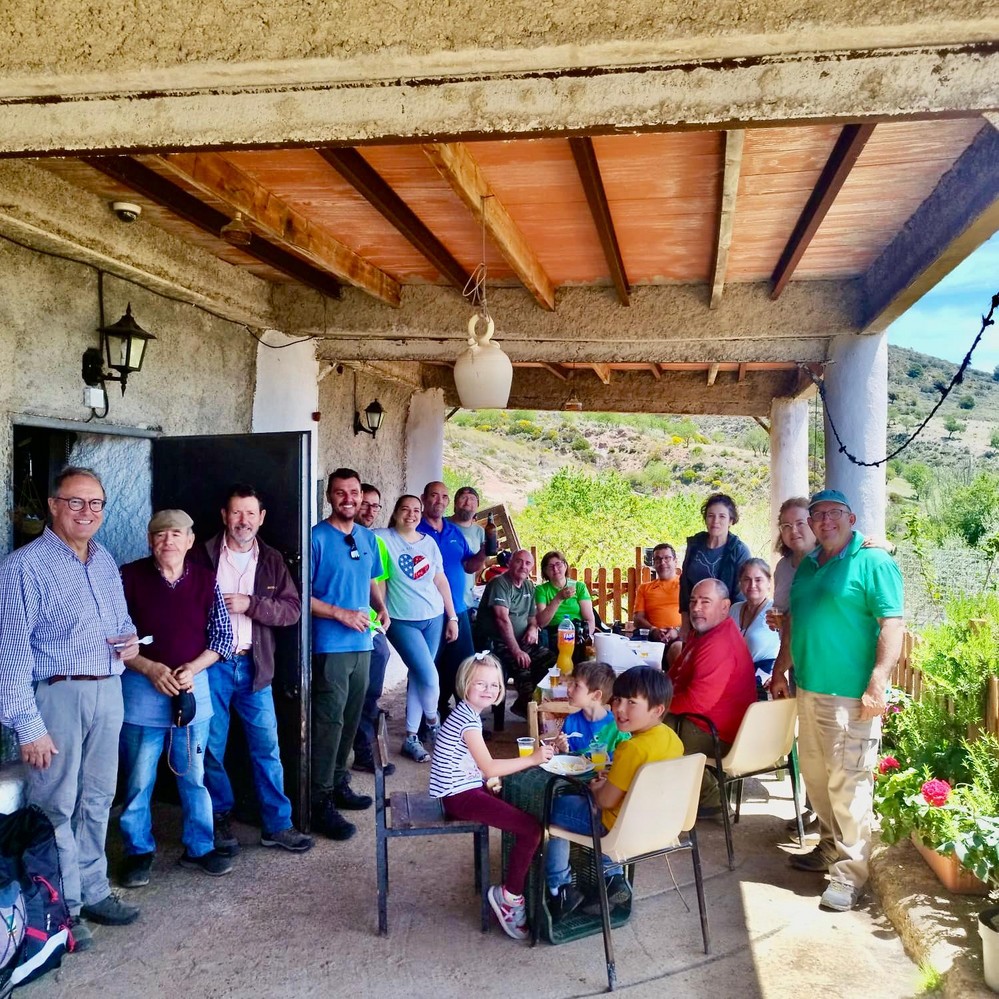 Vecinos de Dalías celebran una jornada de limpieza y convivencia en la Sierra de Gádor