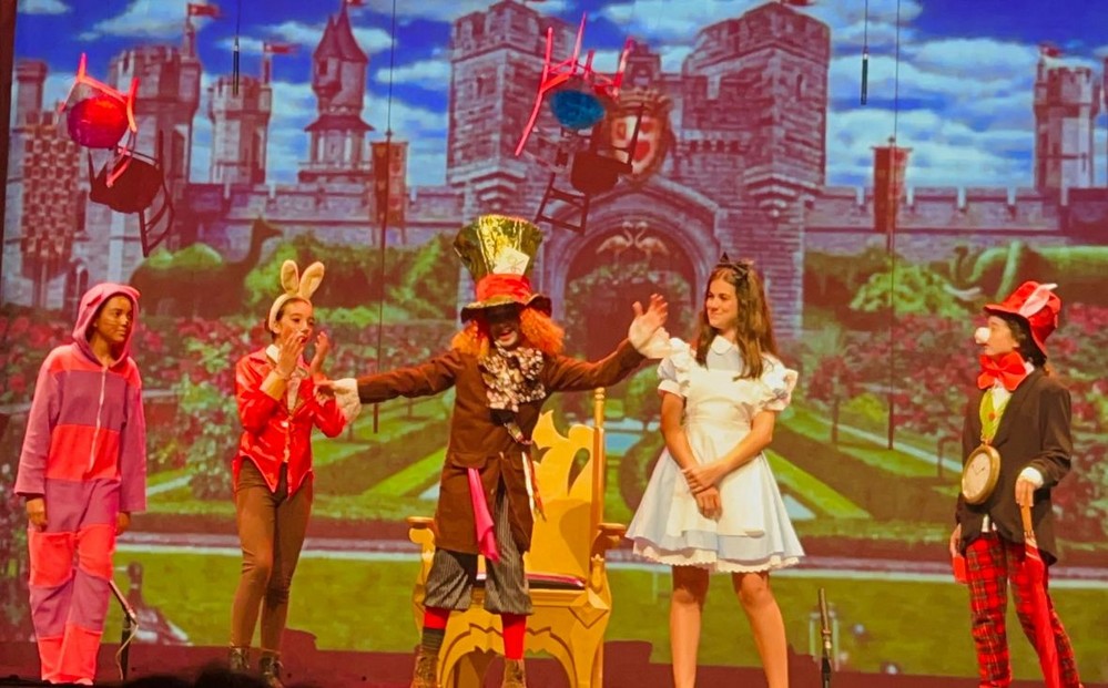 La Escuela Municipal de Teatro de Adra lleva a ‘Alicia en el País de las Maravillas’ al Auditorio