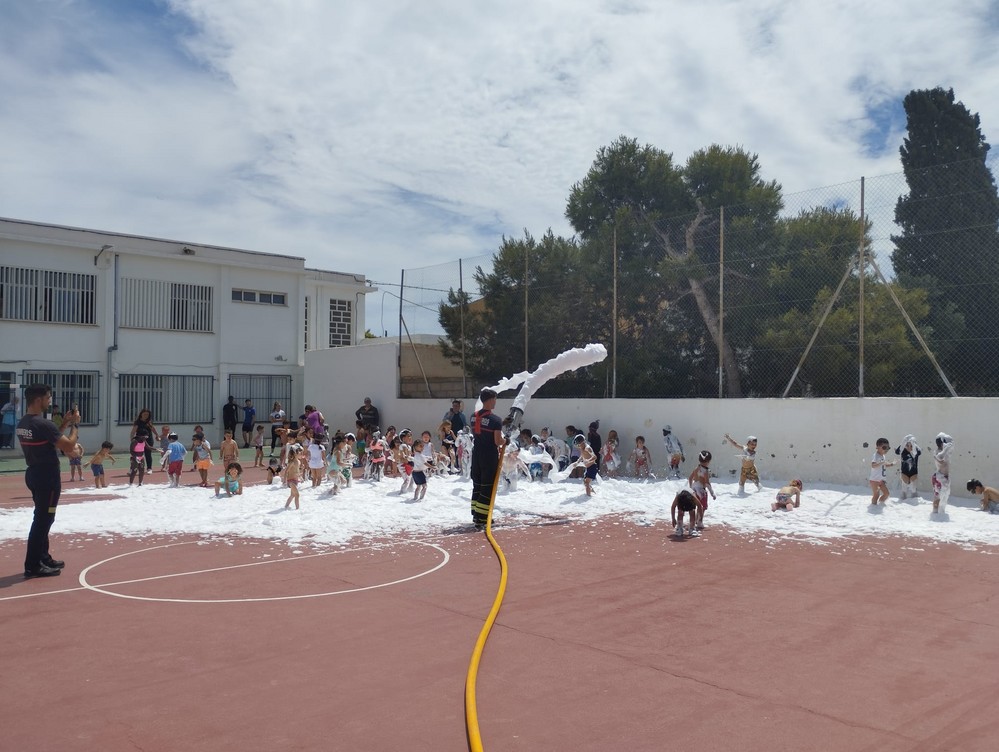 El Consorcio de Bomberos del Poniente Almeriense forma a los menores del CEIP San Pedro Apóstol