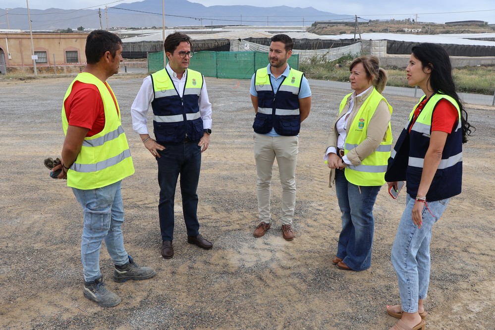 Avanzan las obras de pavimentación y modernización de la parcela del mercadillo semanal de Balerma