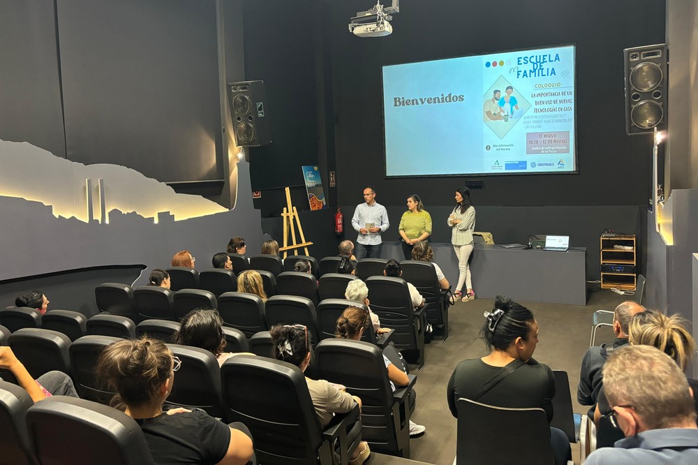 La Escuela de Familia de Adra celebra un coloquio sobre el buen uso de las nuevas tecnologías