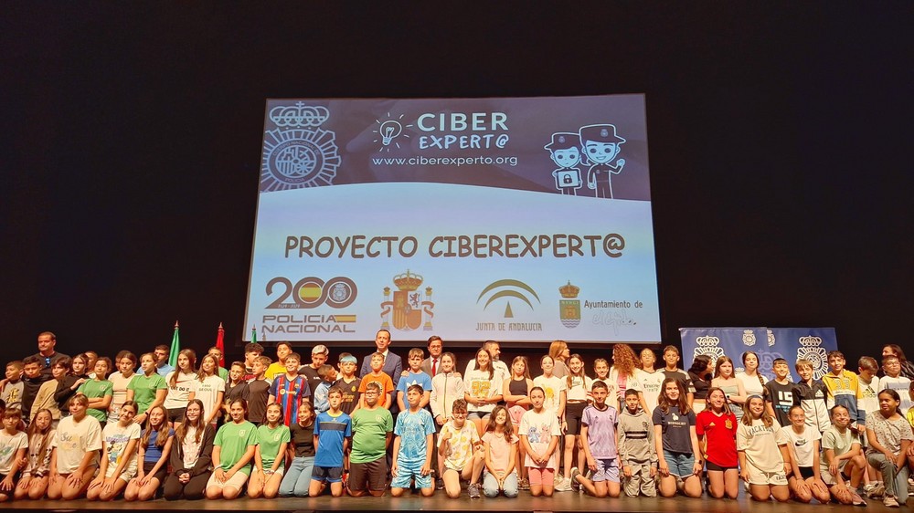 Un total de 746 alumnos de 13 centros escolares de El Ejido reciben carnés de expertos en el uso de Internet y redes sociales