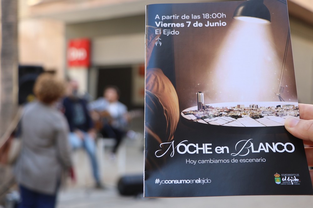 La ‘X Noche en Blanco de El Ejido’ concede el protagonismo al tejido comercial, hostelero y de servicios local con el concierto de ‘Soraya’ como broche final