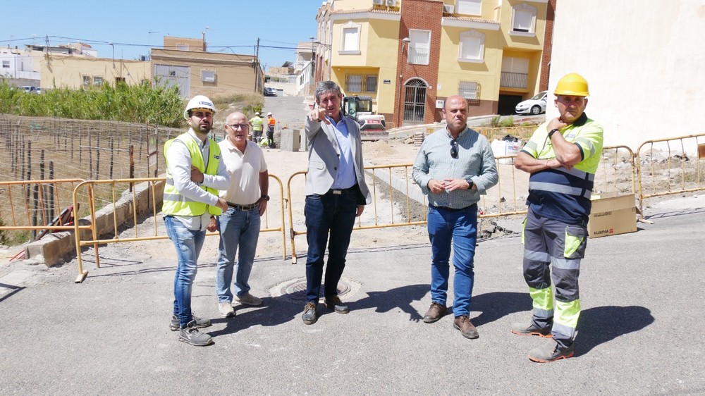 La calle Rucio de Puente del Río de Adra recibe labores de renovación integral de sus infraestructuras hídricas