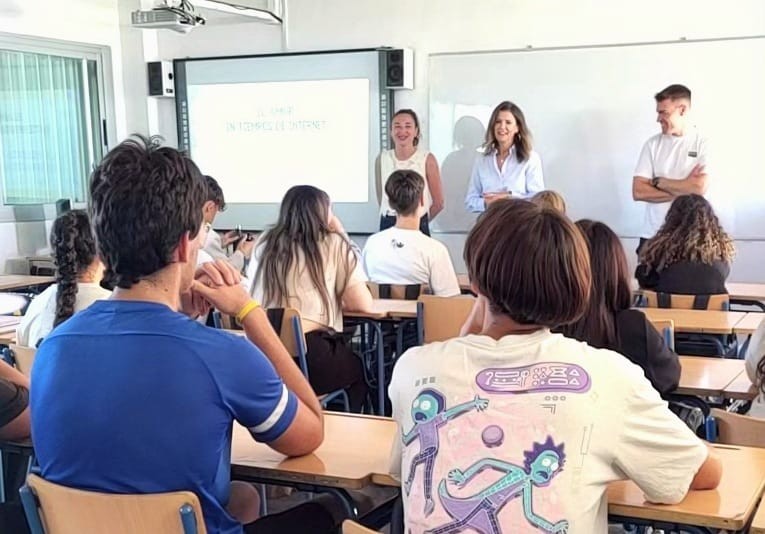  La charla ‘El amor en tiempo de Internet’ conciencia al alumnado de 4º de ESO del IES Santo domingo sobre la ciberviolencia en menores