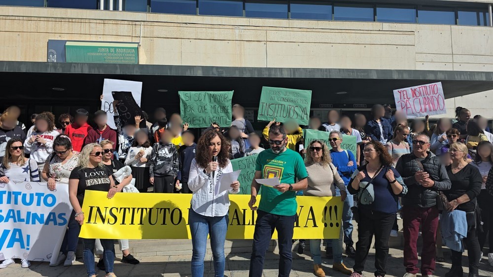 Las familias de Las Marinas en Roquetas se niegan a iniciar el curso "en un instituto dividido en tres partes"