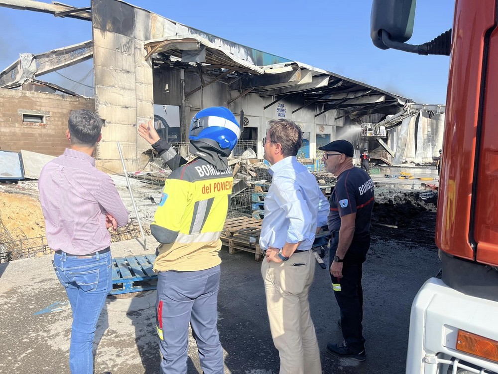 Dan por controlado el incendio del almacén de Mabe en Las Norias