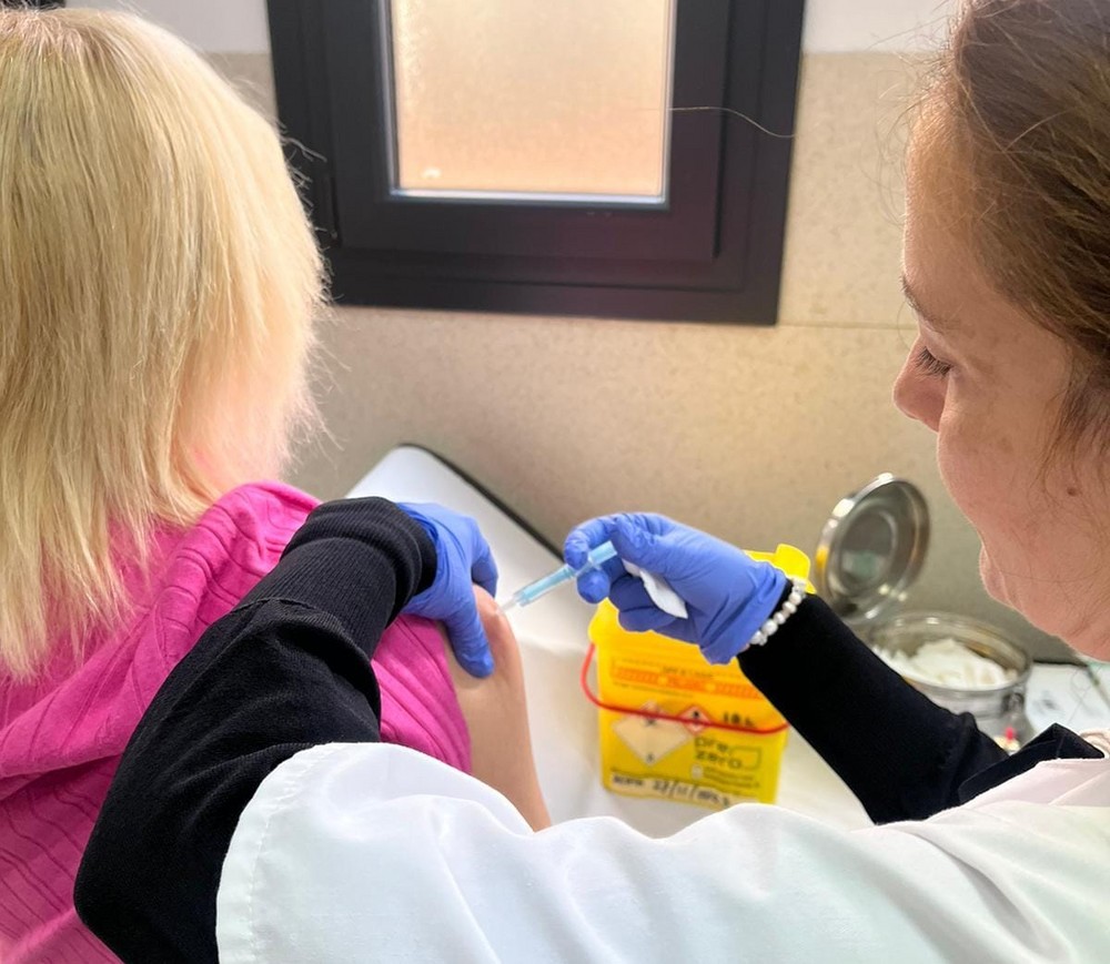 El Distrito Sanitario Poniente establece 13 puntos de vacunación sin cita para proteger a los adolescentes del virus del papiloma humano