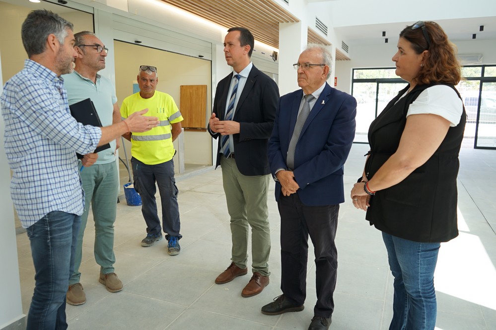 El subdelegado del Gobierno y el alcalde de Vícar recorren las actuaciones de accesibilidad y adecuación del mercado de abastos de Puebla