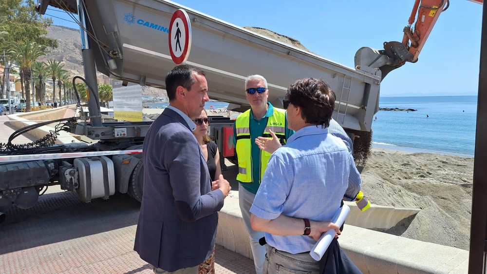 Las obras de emergencia por los temporales empiezan en Aguadulce con una aportación de 15.000 m3 de arena