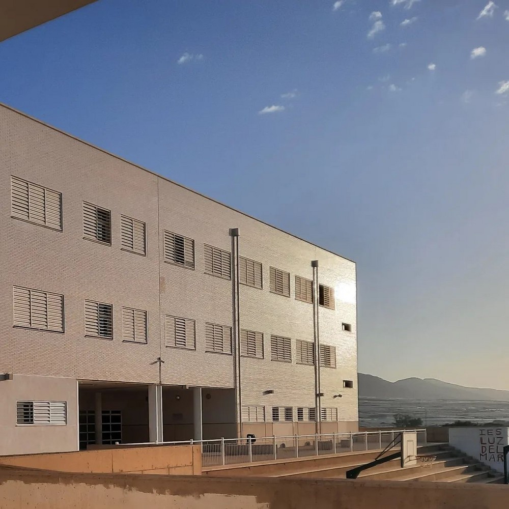 Muere un joven trabajador tras caer de una altura de cinco metros en las obras del IES Luz del Mar
