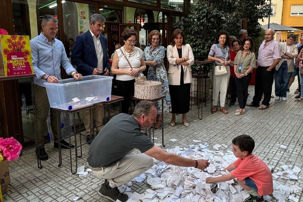 El comercio local de Adra reparte premios por valor de 500 euros con la campaña ‘Esta primavera cómpratela entera’