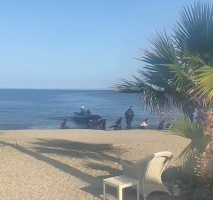 Decenas de inmigrantes desembarcan en la playa de Aguadulce