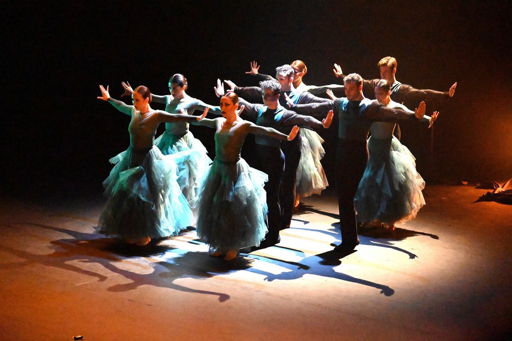 La Compañía de danza de Alejandro Lara muestra la elegancia y singularidad de ‘Irreverente’ en Roquetas