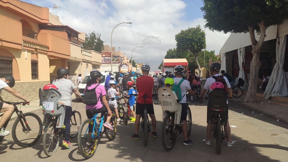 Los vecinos de Llanos de Vícar pedalean en familia frente al consumo de drogas