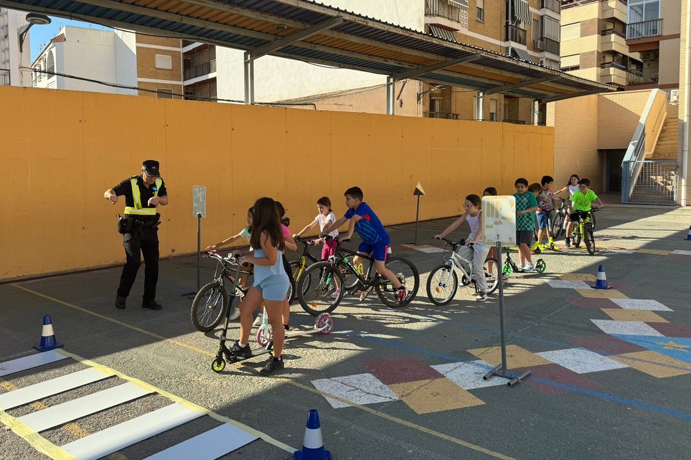 El programa ‘Agente Tutor’ acerca la seguridad vial a los centros escolares de Adra