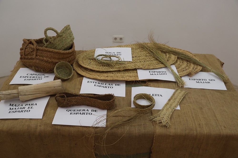 La historia y la cultura del esparto se muestran hasta el 16 de junio en una exposición en el Castillo de Guardias Viejas
