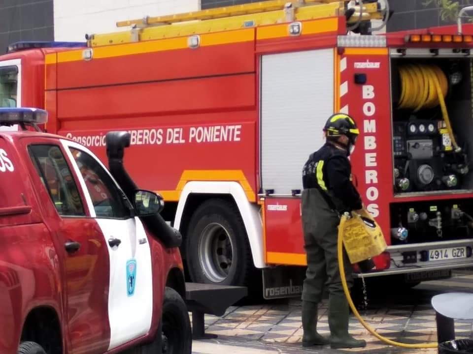 Desalojadas en prevención 17 personas tras el incendio de una vivienda en Adra