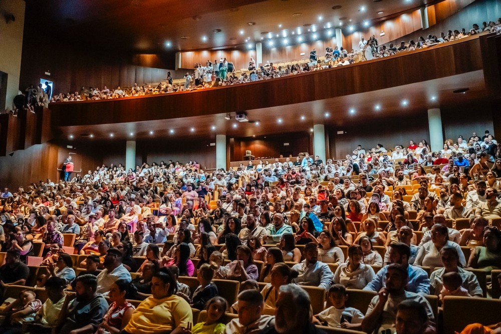 Lleno absoluto del Teatro Auditorio de Roquetas de Mar en el encuentro de la Iglesia Evangélica Filadelfia
