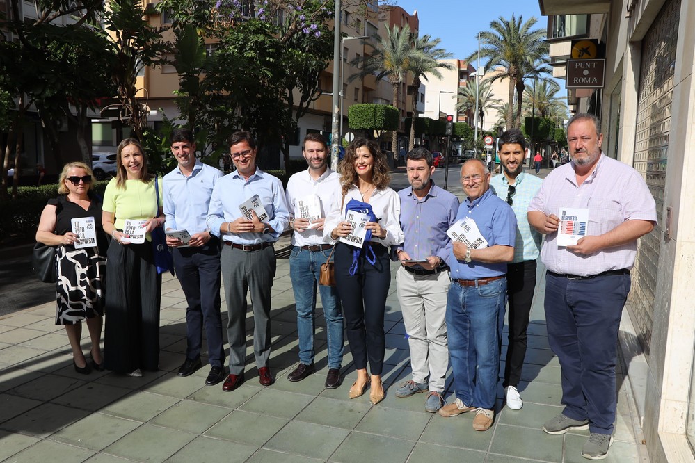 El PP realiza un paseo electoral por el centro de El Ejido