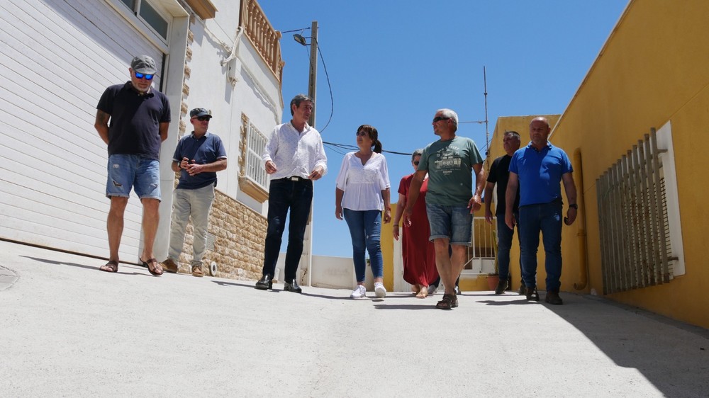 Manuel Cortés visita con los vecinos de El Lance las obras desarrolladas en la pedanía