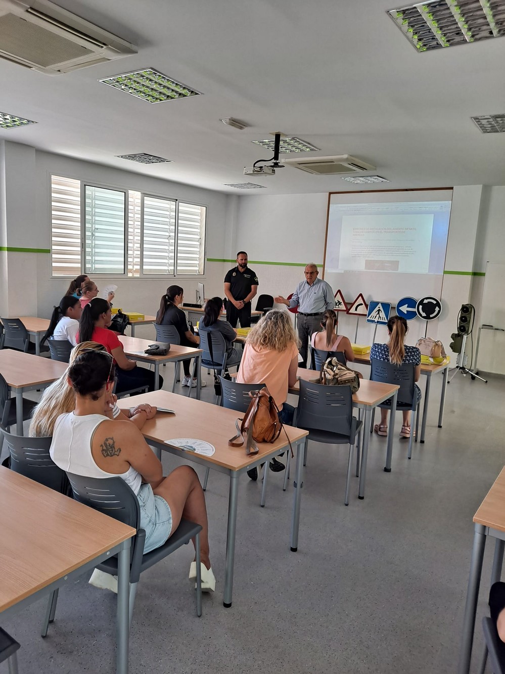 Una docena de mujeres participa en el taller de ‘Educación Vial y Salud para Embarazadas’ de Vícar