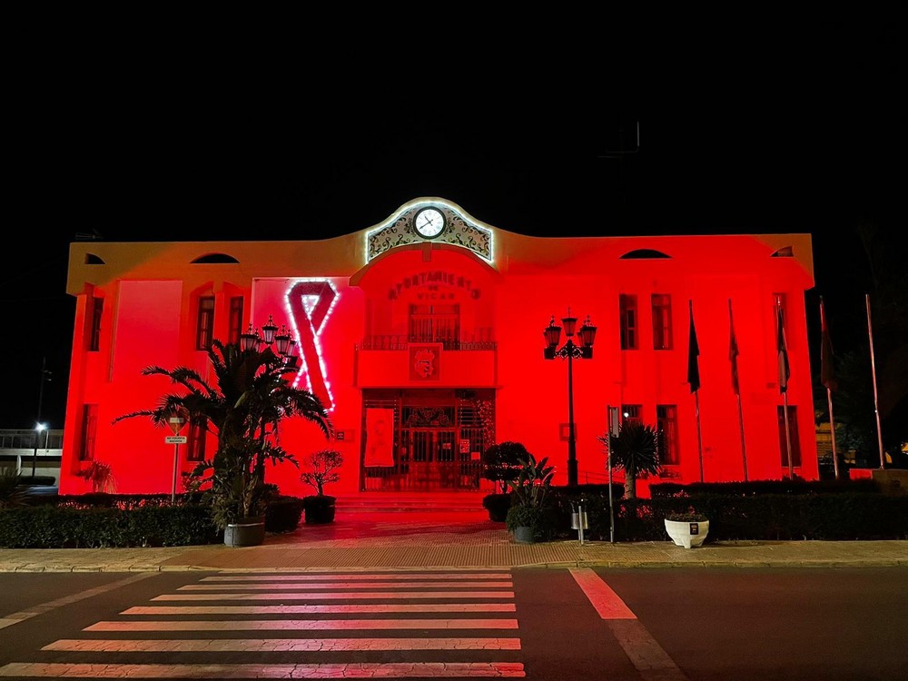 El Ayuntamiento de Vícar se ilumina de rojo para dar visibilidad a los afectados de hemocromatosis