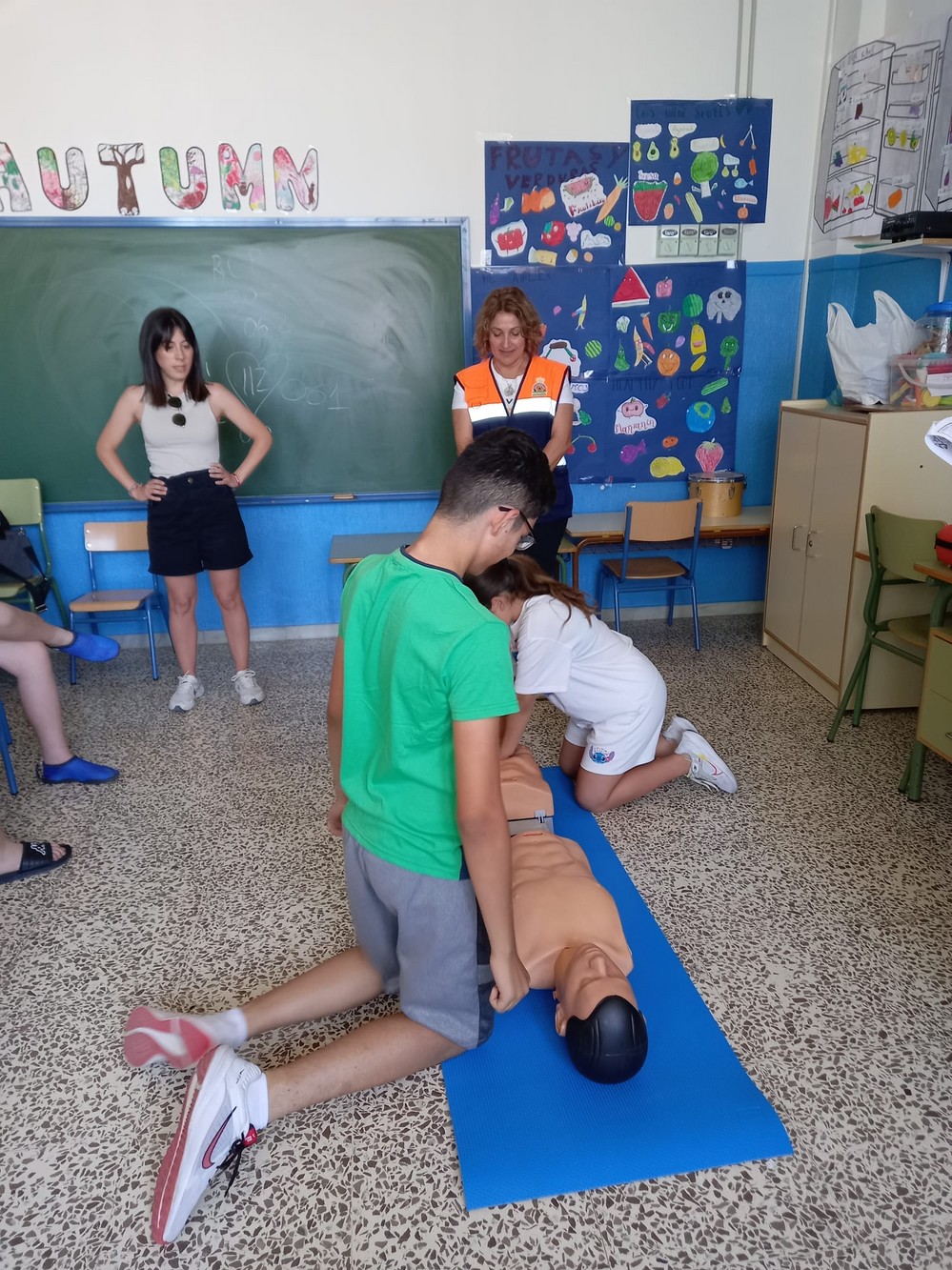 El Consorcio de Bomberos del Poniente almeriense forma a los menores del CEIP Ángel Frigola