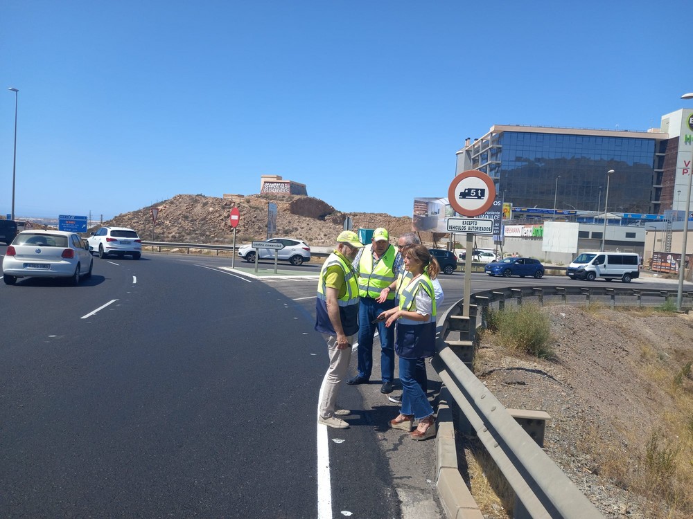 La Junta refuerza el firme de la glorieta de Viapark y acceso a El Parador mejorando la seguridad vial en la A- 1501