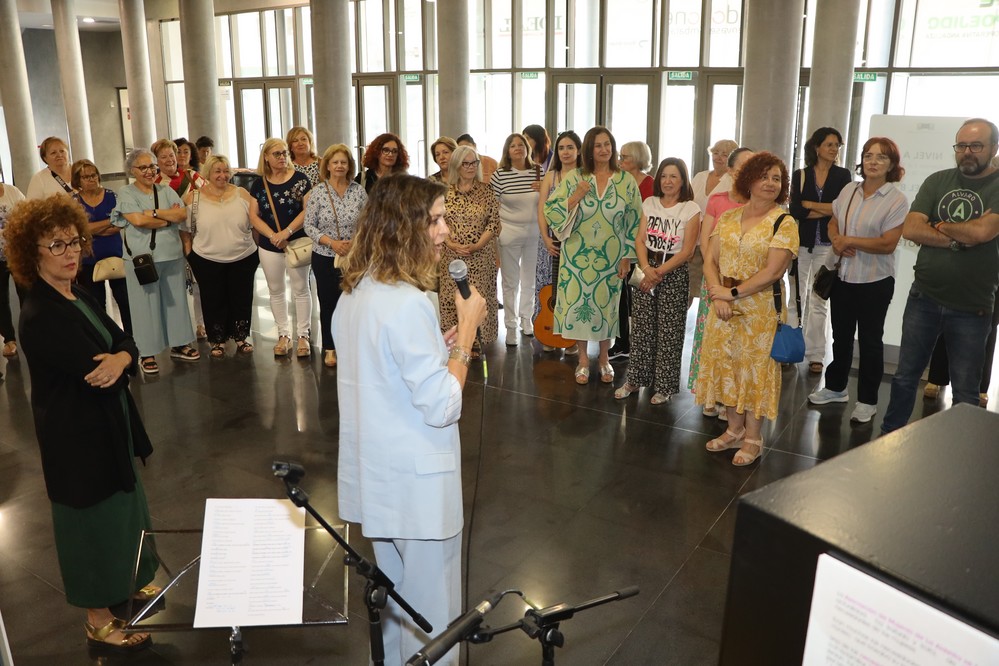 La exposición ‘Platos sonoros’ muestra la labor de las asociaciones de mujeres de El Ejido y recorrerá todos los IES con la implicación de grupos musicales locales