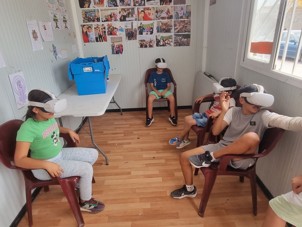 Cruz Roja facilita la primera experiencia de los niños de La Cimilla con la realidad virtual