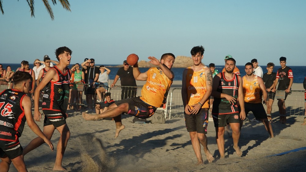 Carboneras celebra con éxito su primer Arena Sur de Balonmano Playa