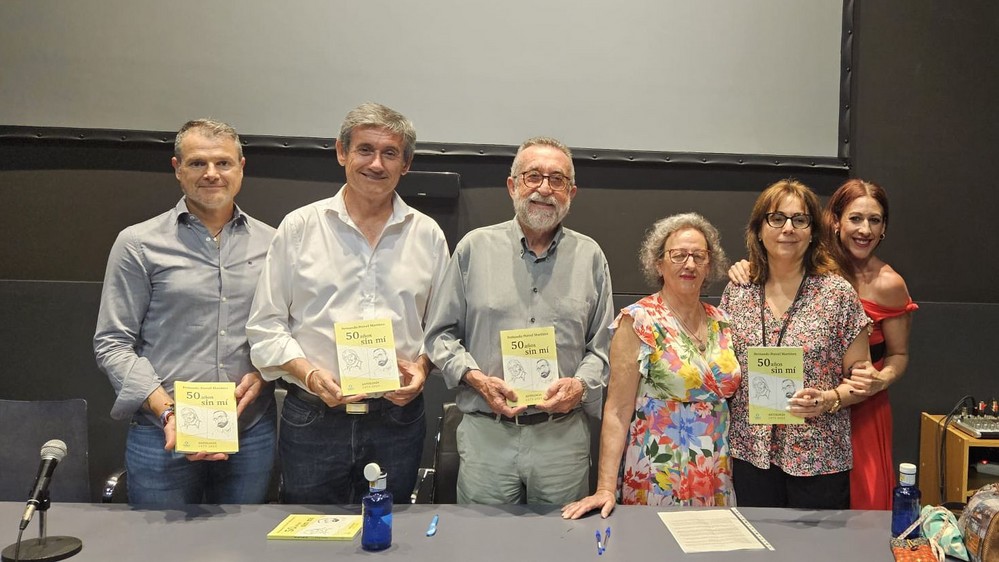 Manuel Cortés acompaña al escritor granadino Fernando Porcel en la presentación de su poemario en Adra