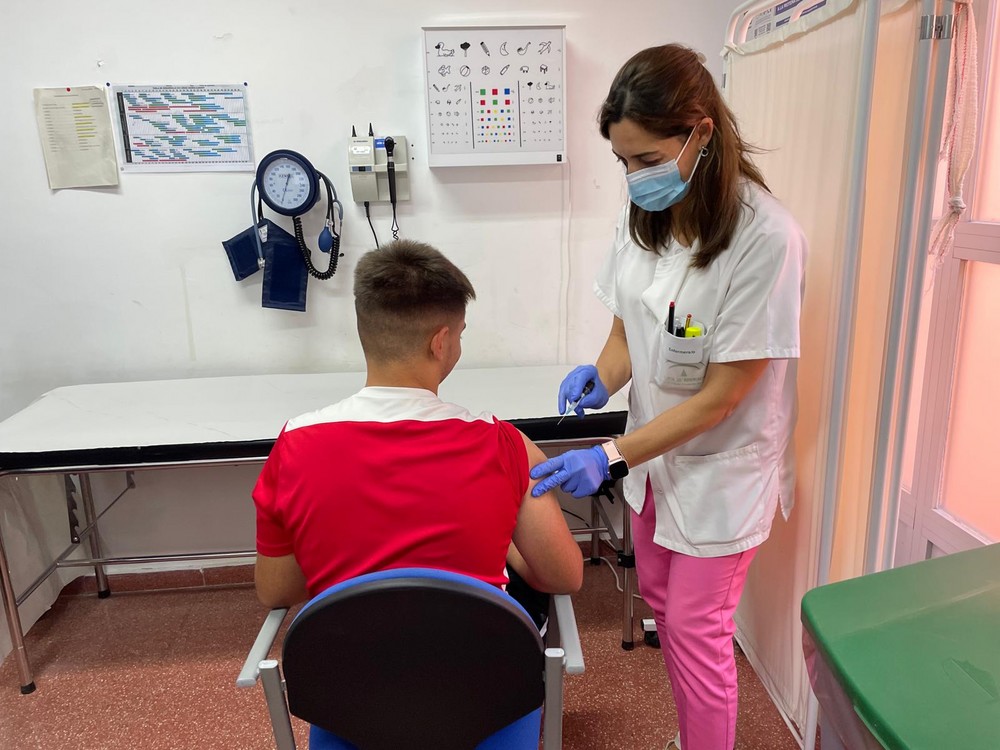 El Distrito Sanitario Poniente protege del virus del papiloma humano a más 4.500 chicos de entre 12 y 18 años de la comarca