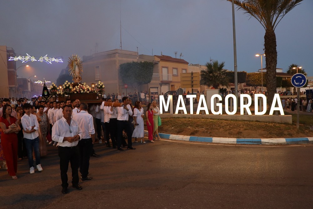 La procesión de la Virgen de Guadalupe pone el broche a las fiestas de Matagorda