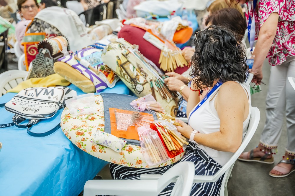 El XIII Encuentro de Bolillo acoge a más de 300 mujeres encajeras de la provincia, Granada, Málaga y Murcia